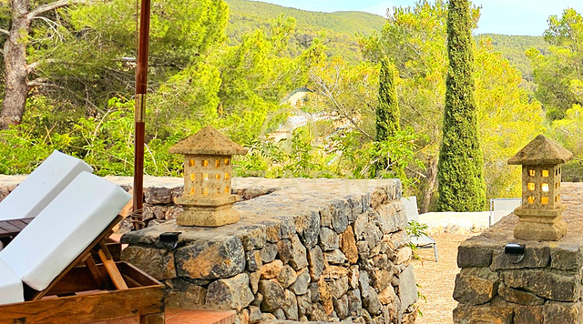 Weelderige luxe villa gelegen in een charmante oase van rust, omringd door heuvels en groene vegetatie te huur, Ibiza