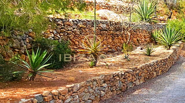 Sontuosa villa di lusso immersa in un'incantevole oasi di tranquillità circondata da colline e vegetazione verdeggiante in affitto, Ibiza