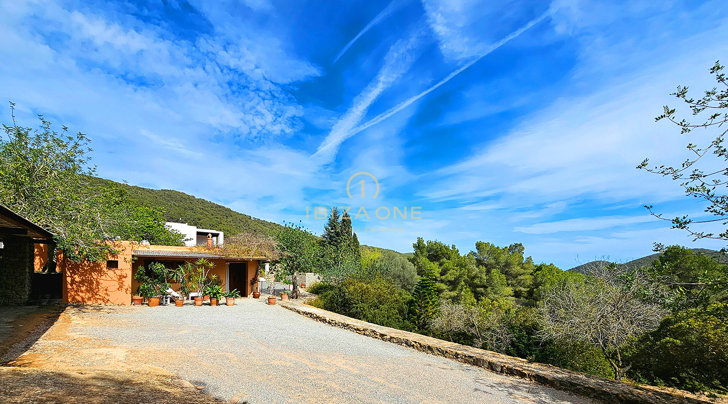 Sontuosa villa di lusso immersa in un'incantevole oasi di tranquillità circondata da colline e vegetazione verdeggiante in affitto, Ibiza