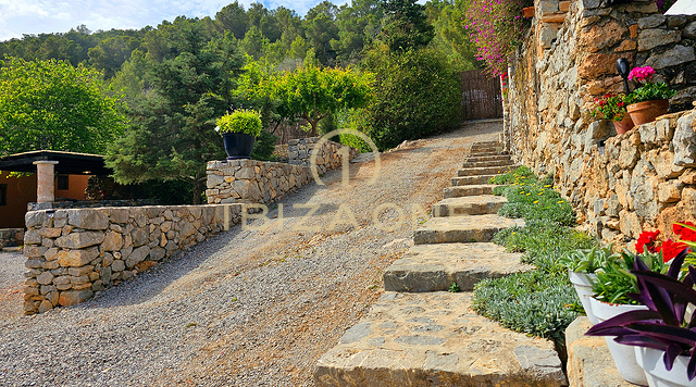 Weelderige luxe villa gelegen in een charmante oase van rust, omringd door heuvels en groene vegetatie te huur, Ibiza