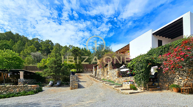 Prächtige Luxusvilla in einer bezaubernden Oase der Ruhe, umgeben von Hügeln und grüner Vegetation, zu vermieten, Ibiza