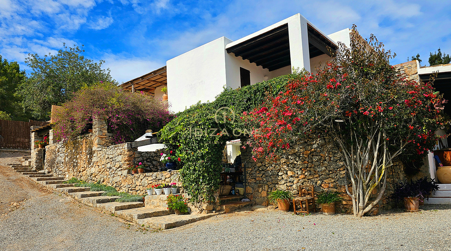Suntuosa villa de lujo situada en un encantador oasis de tranquilidad rodeado de colinas y vegetación verde en alquiler, Ibiza