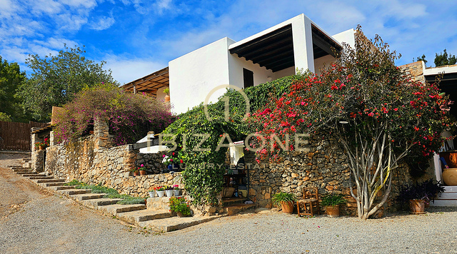 Prächtige Luxusvilla in einer bezaubernden Oase der Ruhe, umgeben von Hügeln und grüner Vegetation, zu vermieten, Ibiza