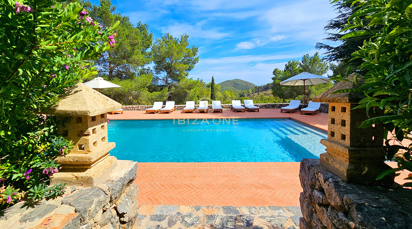 Suntuosa villa de lujo situada en un encantador oasis de tranquilidad rodeado de colinas y vegetación verde en alquiler, Ibiza