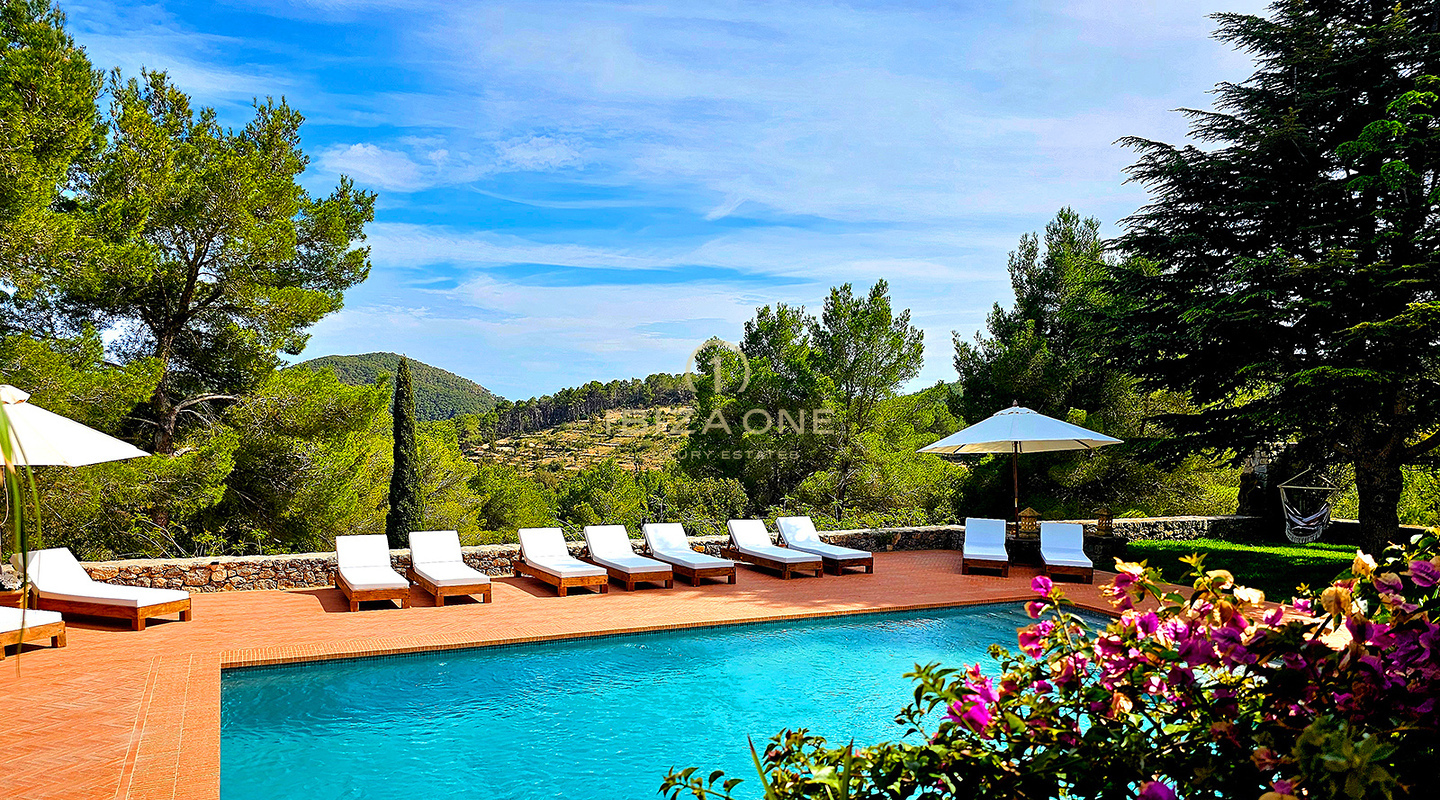 Prächtige Luxusvilla in einer bezaubernden Oase der Ruhe, umgeben von Hügeln und grüner Vegetation, zu vermieten, Ibiza