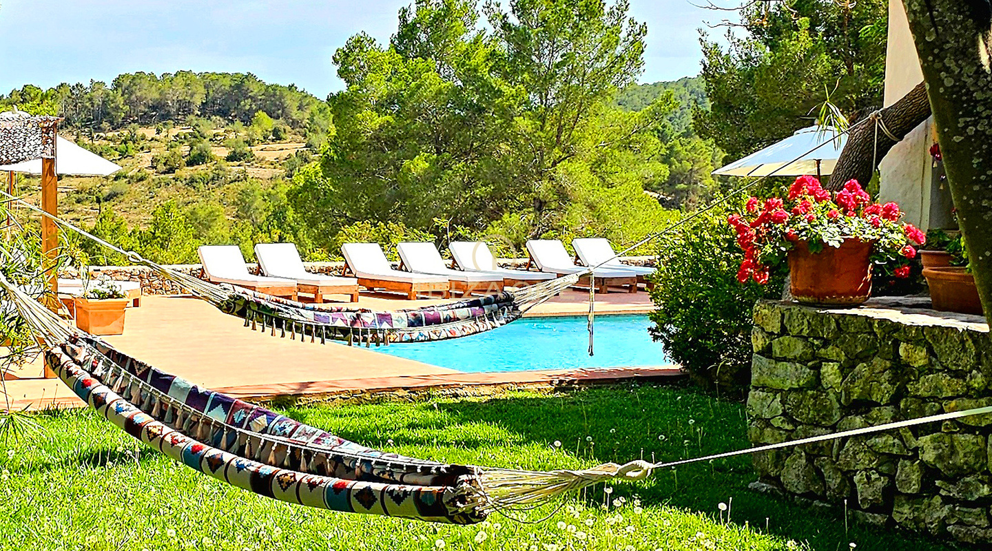 Suntuosa villa de lujo situada en un encantador oasis de tranquilidad rodeado de colinas y vegetación verde en alquiler, Ibiza