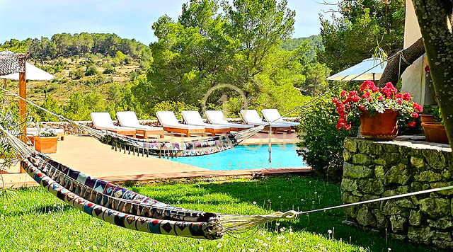 Prächtige Luxusvilla in einer bezaubernden Oase der Ruhe, umgeben von Hügeln und grüner Vegetation, zu vermieten, Ibiza