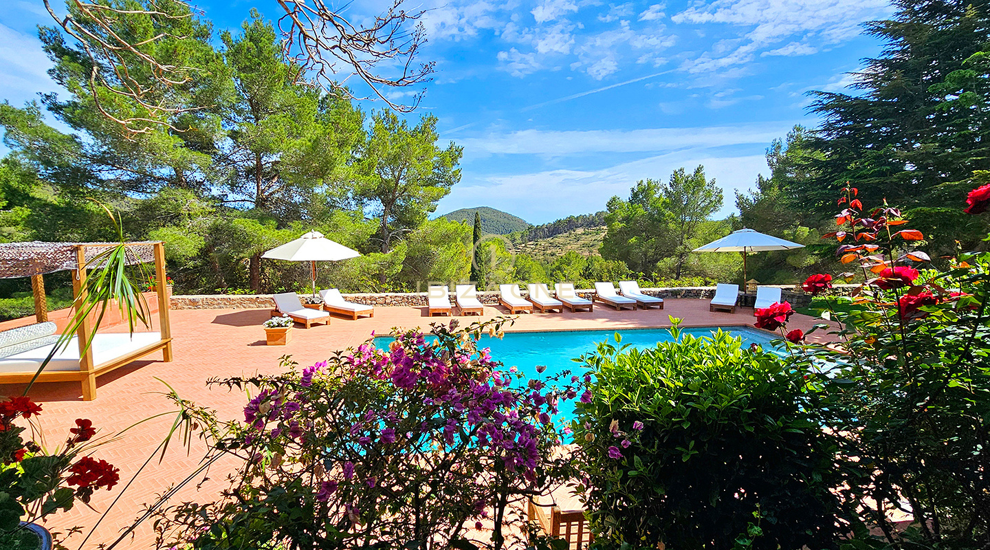 Suntuosa villa de lujo situada en un encantador oasis de tranquilidad rodeado de colinas y vegetación verde en alquiler, Ibiza