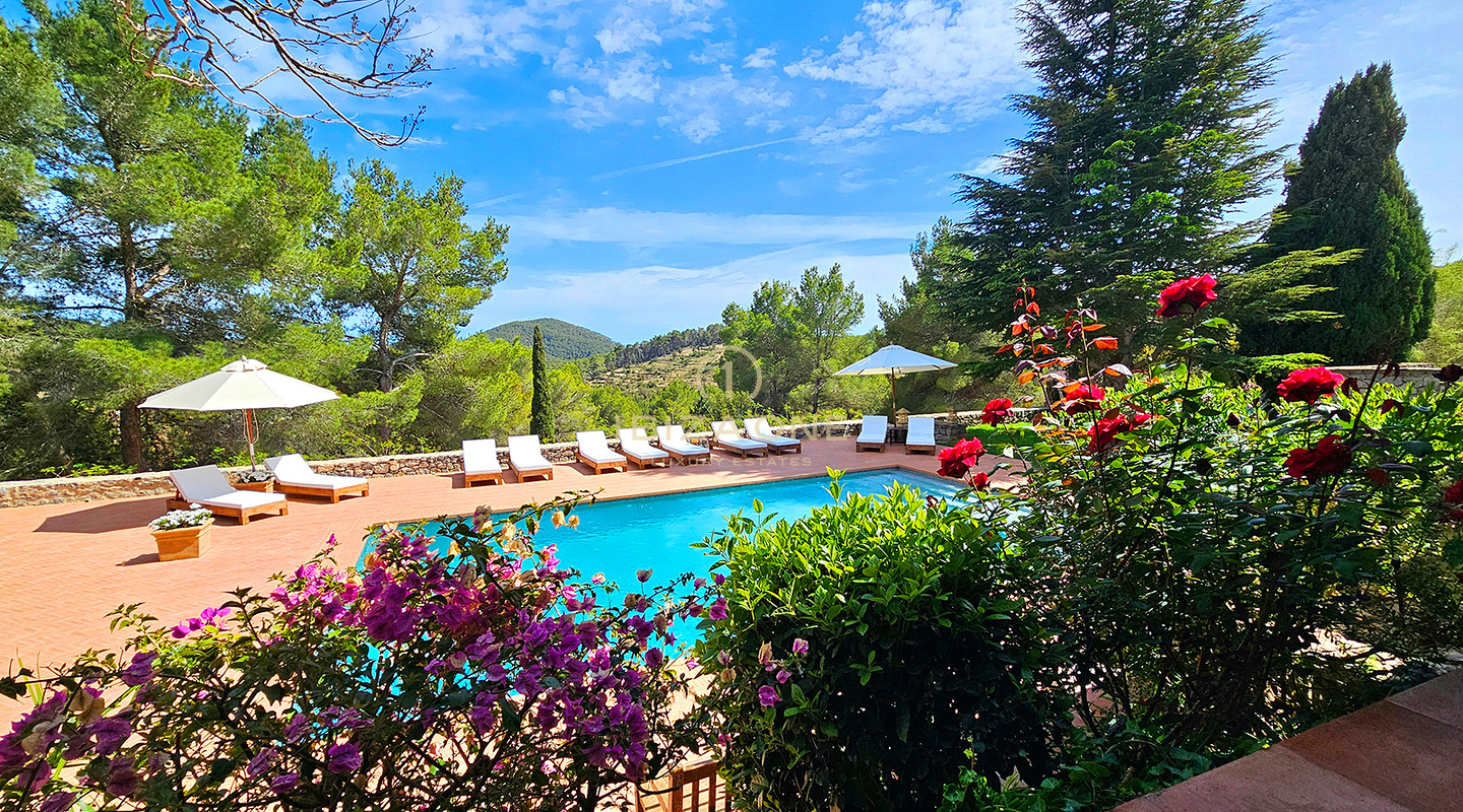 Somptueuse villa de luxe nichée dans une charmante oasis de tranquillité entourée de collines et de végétation verdoyante à louer, Ibiza