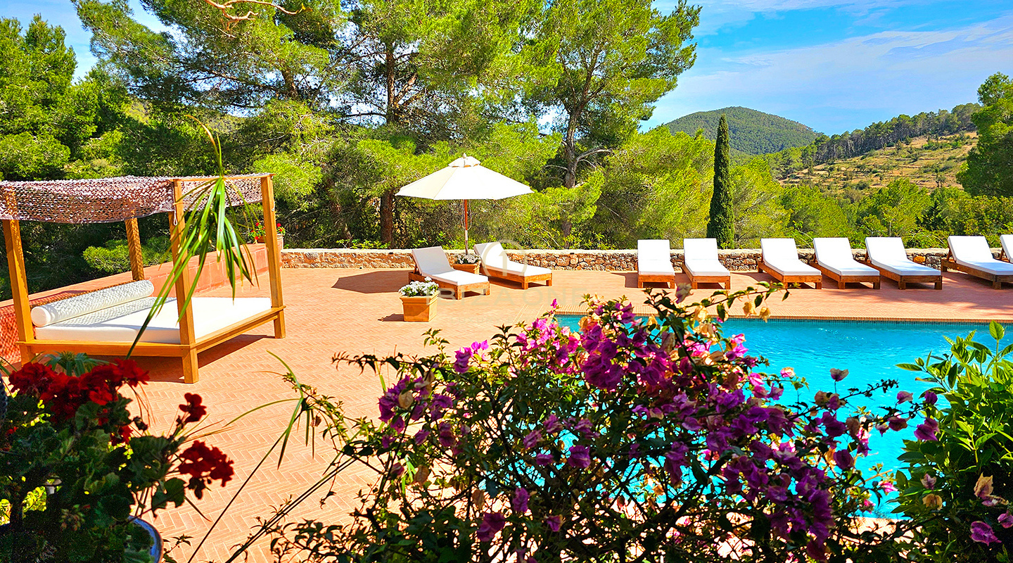 Suntuosa villa de lujo situada en un encantador oasis de tranquilidad rodeado de colinas y vegetación verde en alquiler, Ibiza