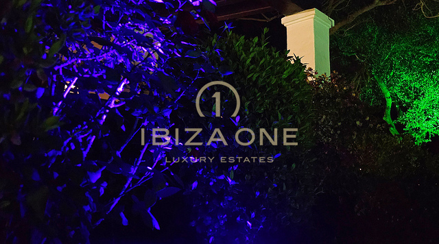 Sontuosa villa di lusso immersa in un'incantevole oasi di tranquillità circondata da colline e vegetazione verdeggiante in affitto, Ibiza