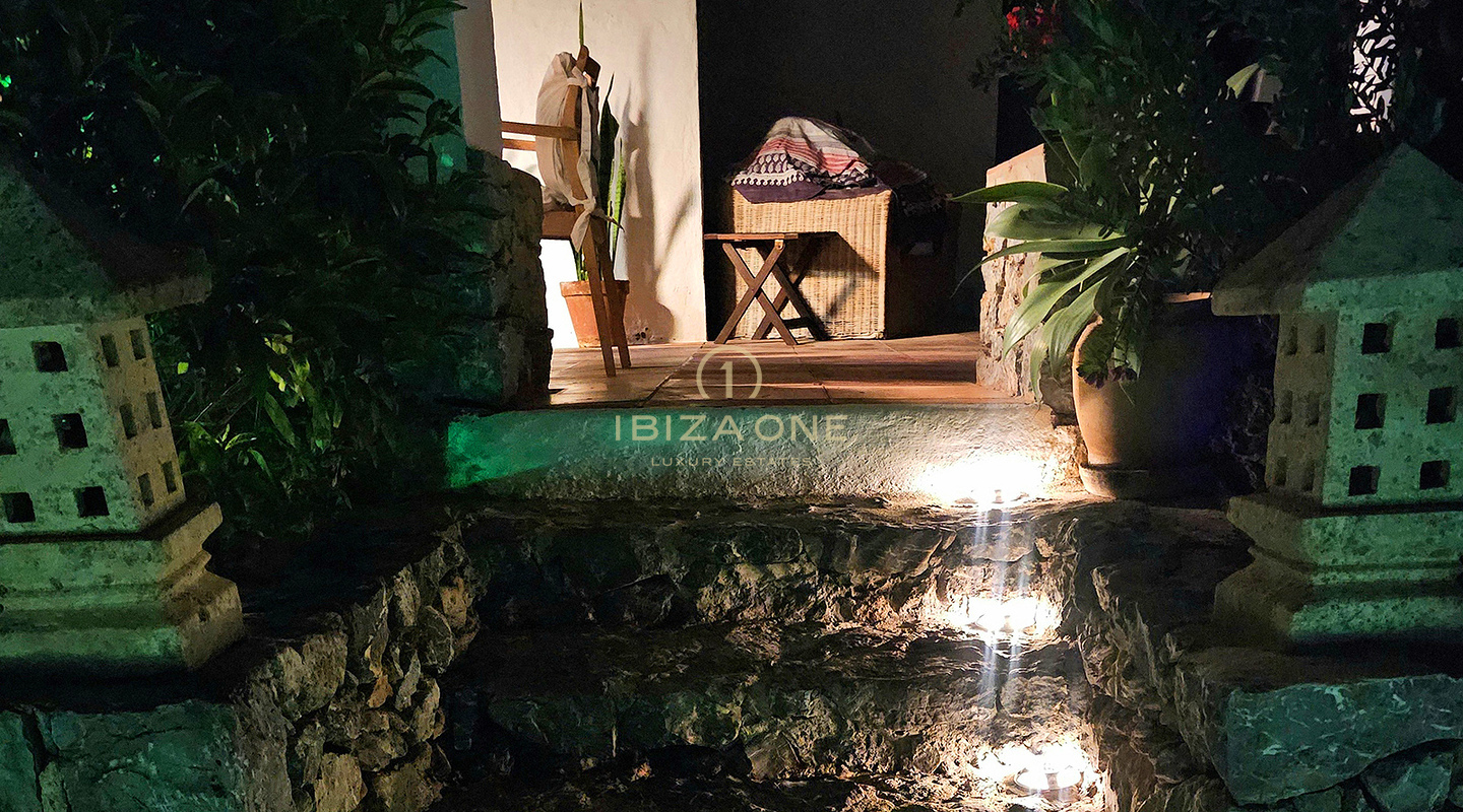 Suntuosa villa de lujo situada en un encantador oasis de tranquilidad rodeado de colinas y vegetación verde en alquiler, Ibiza