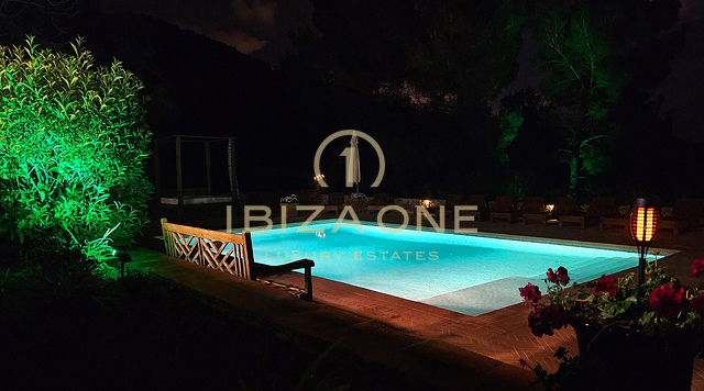 Suntuosa villa de lujo situada en un encantador oasis de tranquilidad rodeado de colinas y vegetación verde en alquiler, Ibiza