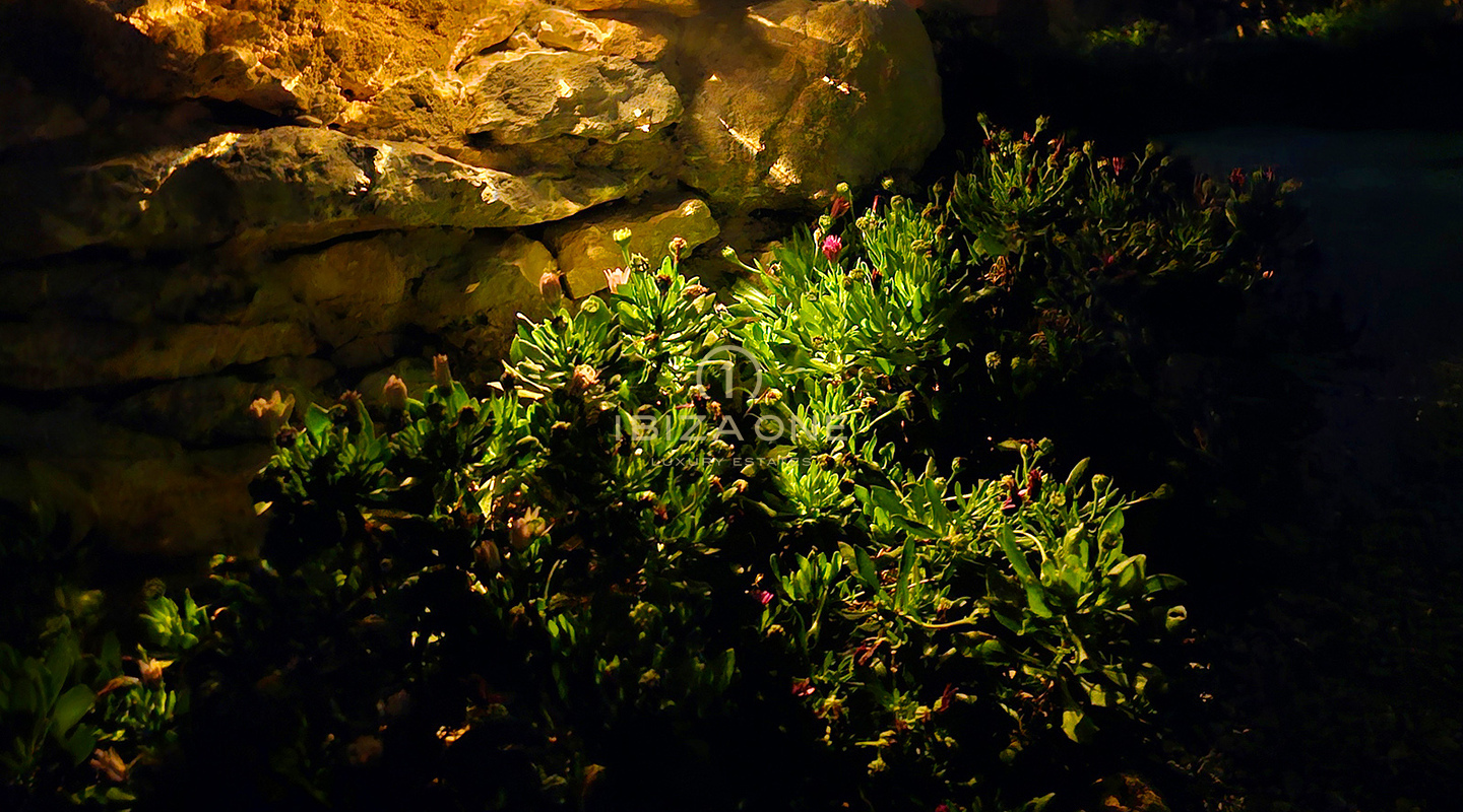 Sontuosa villa di lusso immersa in un'incantevole oasi di tranquillità circondata da colline e vegetazione verdeggiante in affitto, Ibiza