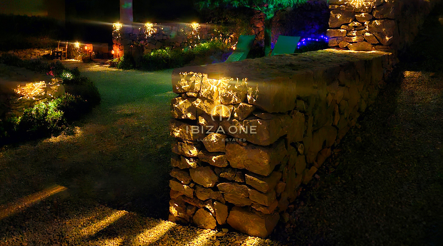 Somptueuse villa de luxe nichée dans une charmante oasis de tranquillité entourée de collines et de végétation verdoyante à louer, Ibiza
