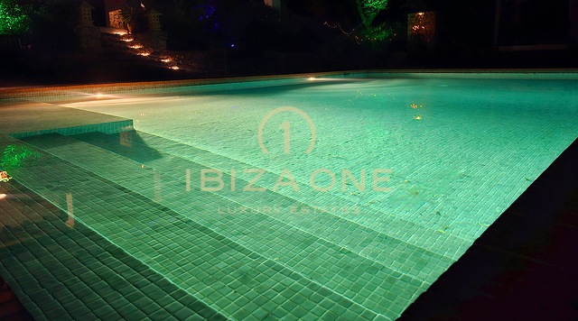 Weelderige luxe villa gelegen in een charmante oase van rust, omringd door heuvels en groene vegetatie te huur, Ibiza