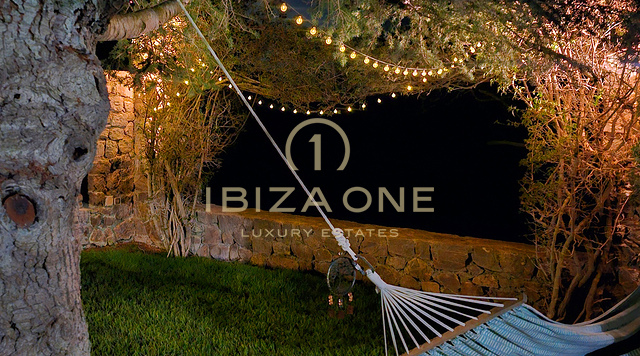 Weelderige luxe villa gelegen in een charmante oase van rust, omringd door heuvels en groene vegetatie te huur, Ibiza