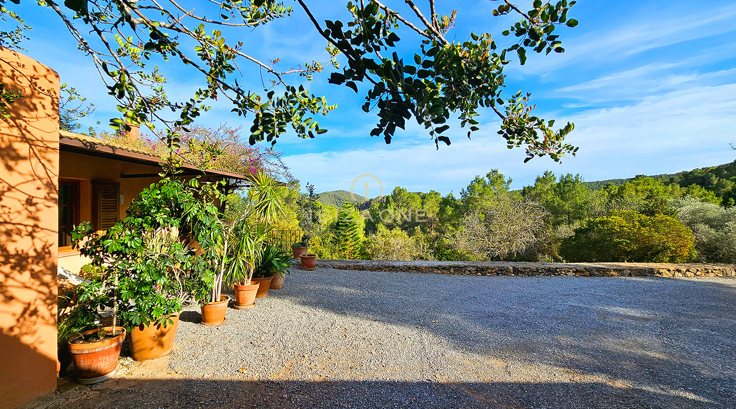 Sontuosa villa di lusso immersa in un'incantevole oasi di tranquillità circondata da colline e vegetazione verdeggiante in affitto, Ibiza