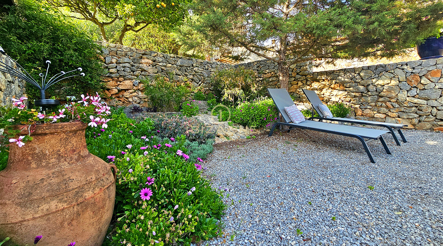 Somptueuse villa de luxe nichée dans une charmante oasis de tranquillité entourée de collines et de végétation verdoyante à louer, Ibiza