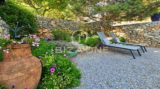 Prächtige Luxusvilla in einer bezaubernden Oase der Ruhe, umgeben von Hügeln und grüner Vegetation, zu vermieten, Ibiza