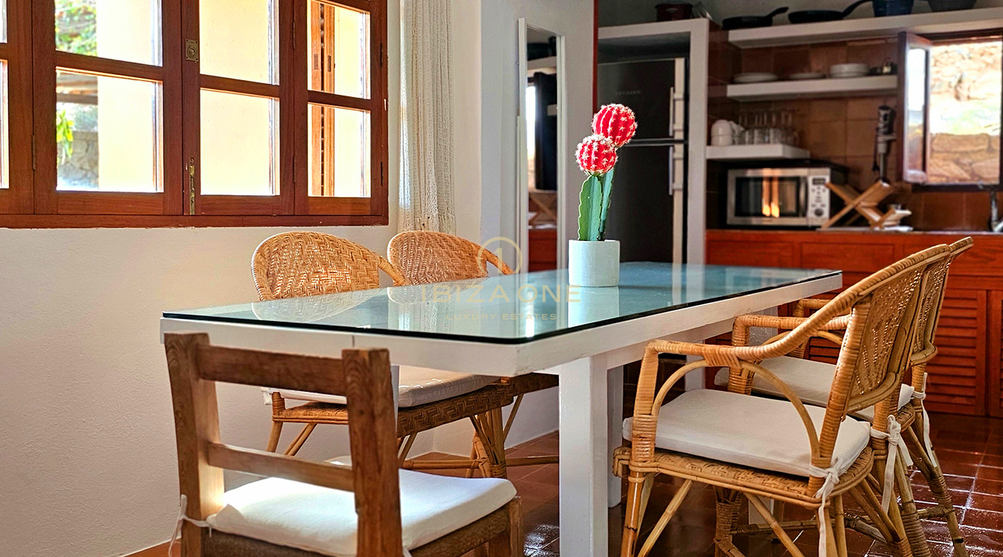 Suntuosa villa de lujo situada en un encantador oasis de tranquilidad rodeado de colinas y vegetación verde en alquiler, Ibiza