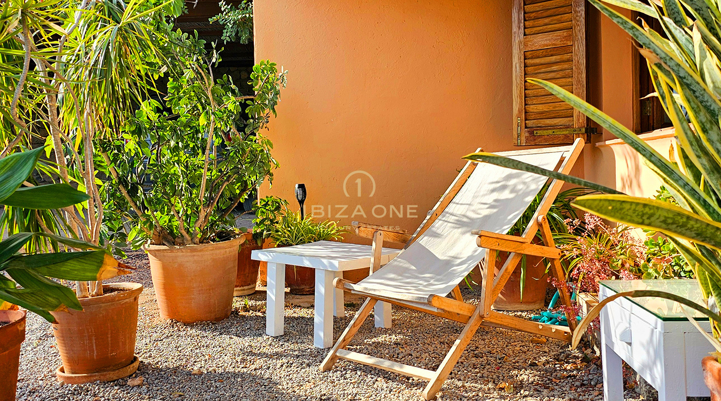 Suntuosa villa de lujo situada en un encantador oasis de tranquilidad rodeado de colinas y vegetación verde en alquiler, Ibiza