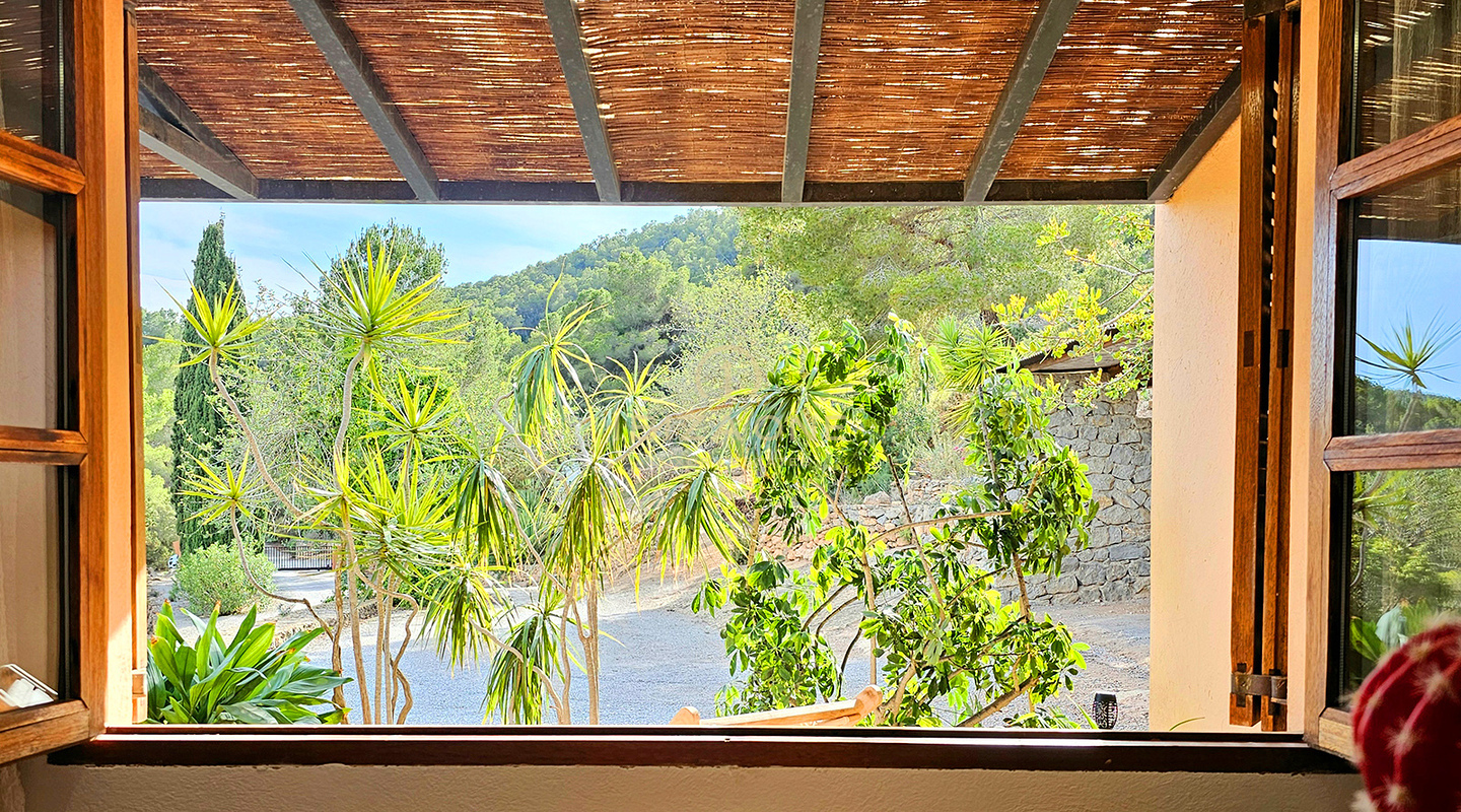 Suntuosa villa de lujo situada en un encantador oasis de tranquilidad rodeado de colinas y vegetación verde en alquiler, Ibiza