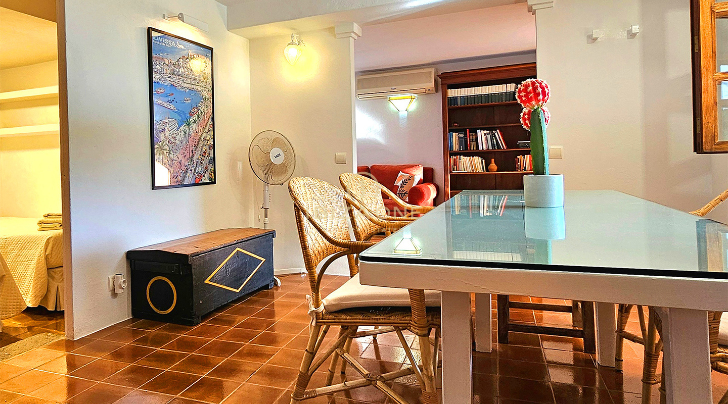 Weelderige luxe villa gelegen in een charmante oase van rust, omringd door heuvels en groene vegetatie te huur, Ibiza
