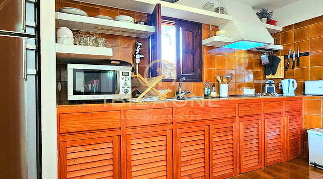 Weelderige luxe villa gelegen in een charmante oase van rust, omringd door heuvels en groene vegetatie te huur, Ibiza