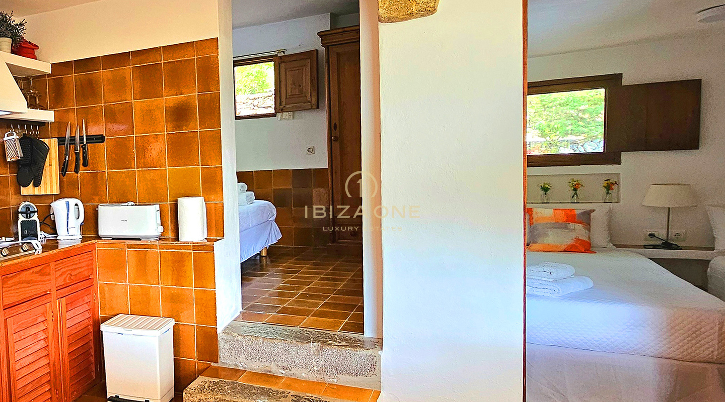 Prächtige Luxusvilla in einer bezaubernden Oase der Ruhe, umgeben von Hügeln und grüner Vegetation, zu vermieten, Ibiza