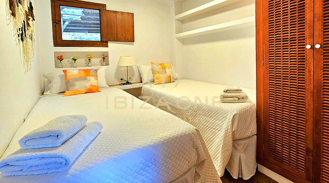 Suntuosa villa de lujo situada en un encantador oasis de tranquilidad rodeado de colinas y vegetación verde en alquiler, Ibiza