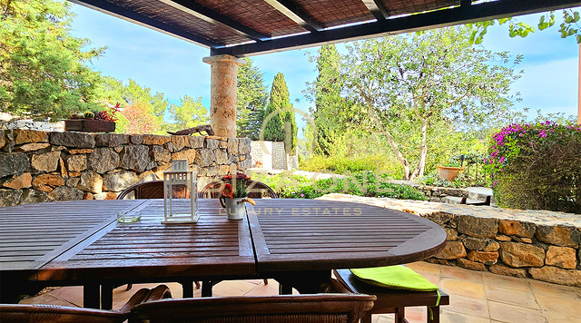 Weelderige luxe villa gelegen in een charmante oase van rust, omringd door heuvels en groene vegetatie te huur, Ibiza