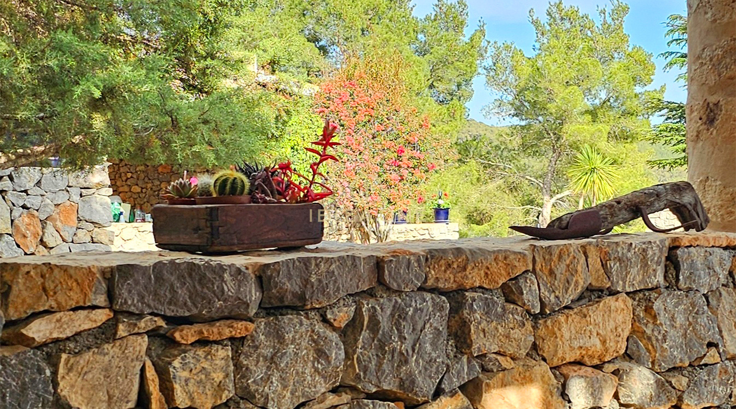 Suntuosa villa de lujo situada en un encantador oasis de tranquilidad rodeado de colinas y vegetación verde en alquiler, Ibiza