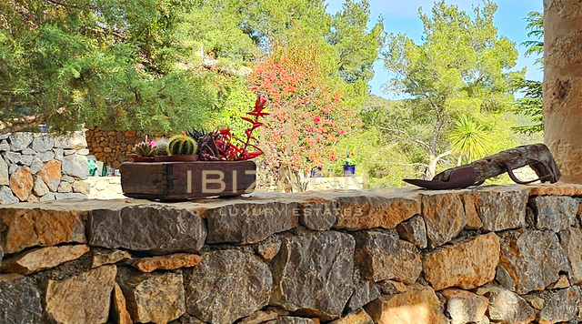 Sontuosa villa di lusso immersa in un'incantevole oasi di tranquillità circondata da colline e vegetazione verdeggiante in affitto, Ibiza