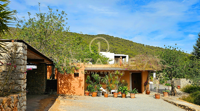 Weelderige luxe villa gelegen in een charmante oase van rust, omringd door heuvels en groene vegetatie te huur, Ibiza