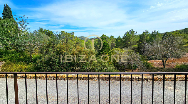 Weelderige luxe villa gelegen in een charmante oase van rust, omringd door heuvels en groene vegetatie te huur, Ibiza