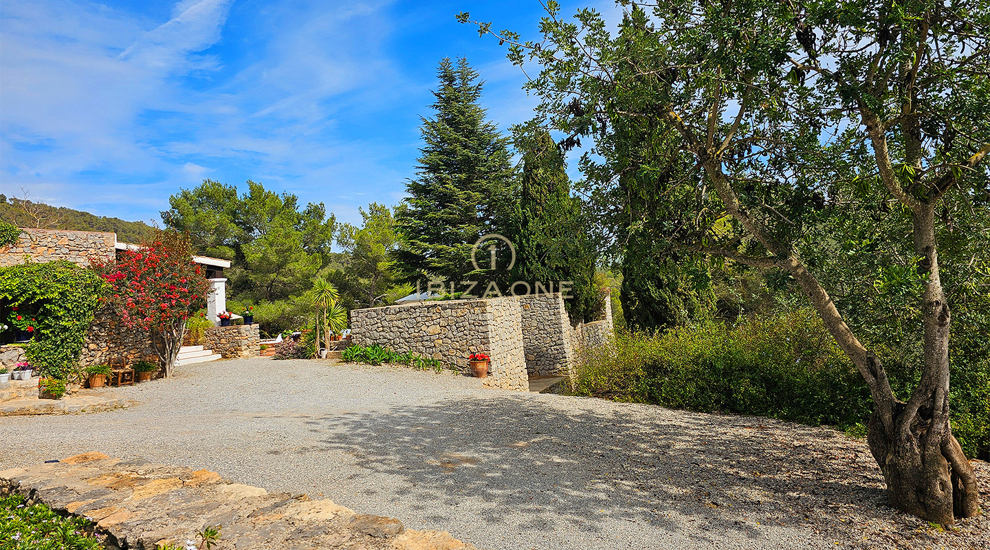 Sontuosa villa di lusso immersa in un'incantevole oasi di tranquillità circondata da colline e vegetazione verdeggiante in affitto, Ibiza