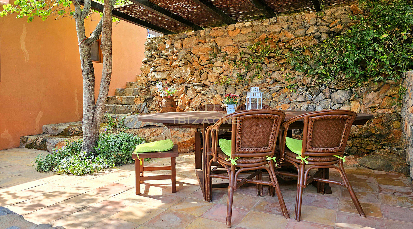 Prächtige Luxusvilla in einer bezaubernden Oase der Ruhe, umgeben von Hügeln und grüner Vegetation, zu vermieten, Ibiza