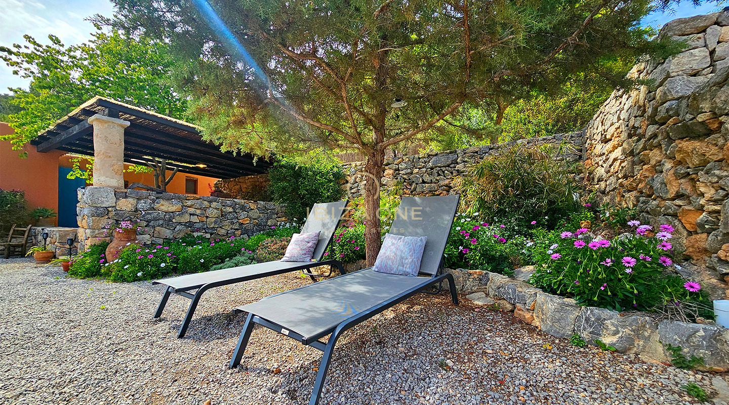 Suntuosa villa de lujo situada en un encantador oasis de tranquilidad rodeado de colinas y vegetación verde en alquiler, Ibiza