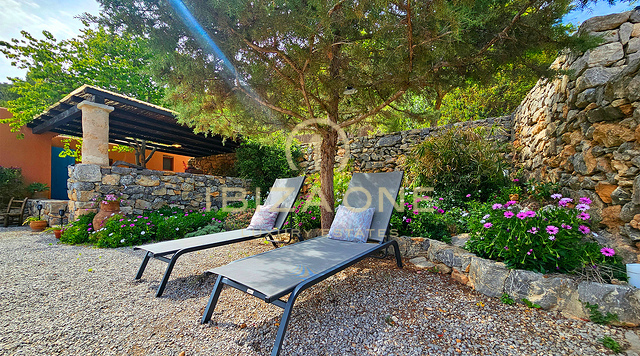 Sontuosa villa di lusso immersa in un'incantevole oasi di tranquillità circondata da colline e vegetazione verdeggiante in affitto, Ibiza
