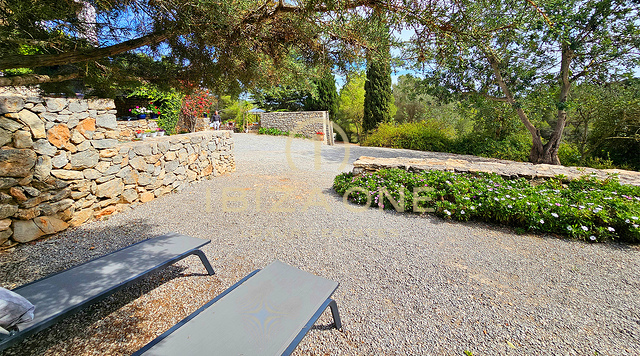 Prächtige Luxusvilla in einer bezaubernden Oase der Ruhe, umgeben von Hügeln und grüner Vegetation, zu vermieten, Ibiza