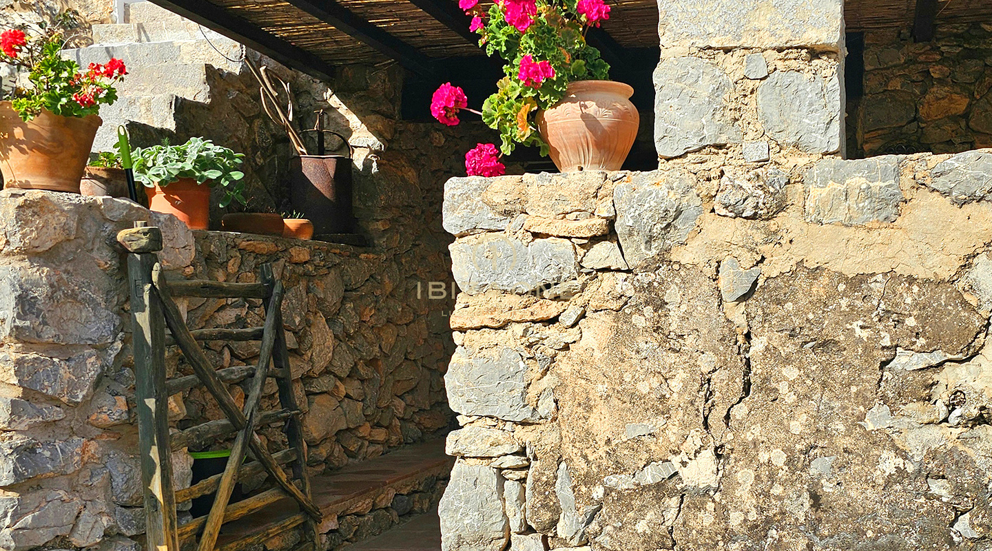 Somptueuse villa de luxe nichée dans une charmante oasis de tranquillité entourée de collines et de végétation verdoyante à louer, Ibiza