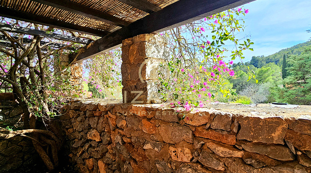 Suntuosa villa de lujo situada en un encantador oasis de tranquilidad rodeado de colinas y vegetación verde en alquiler, Ibiza