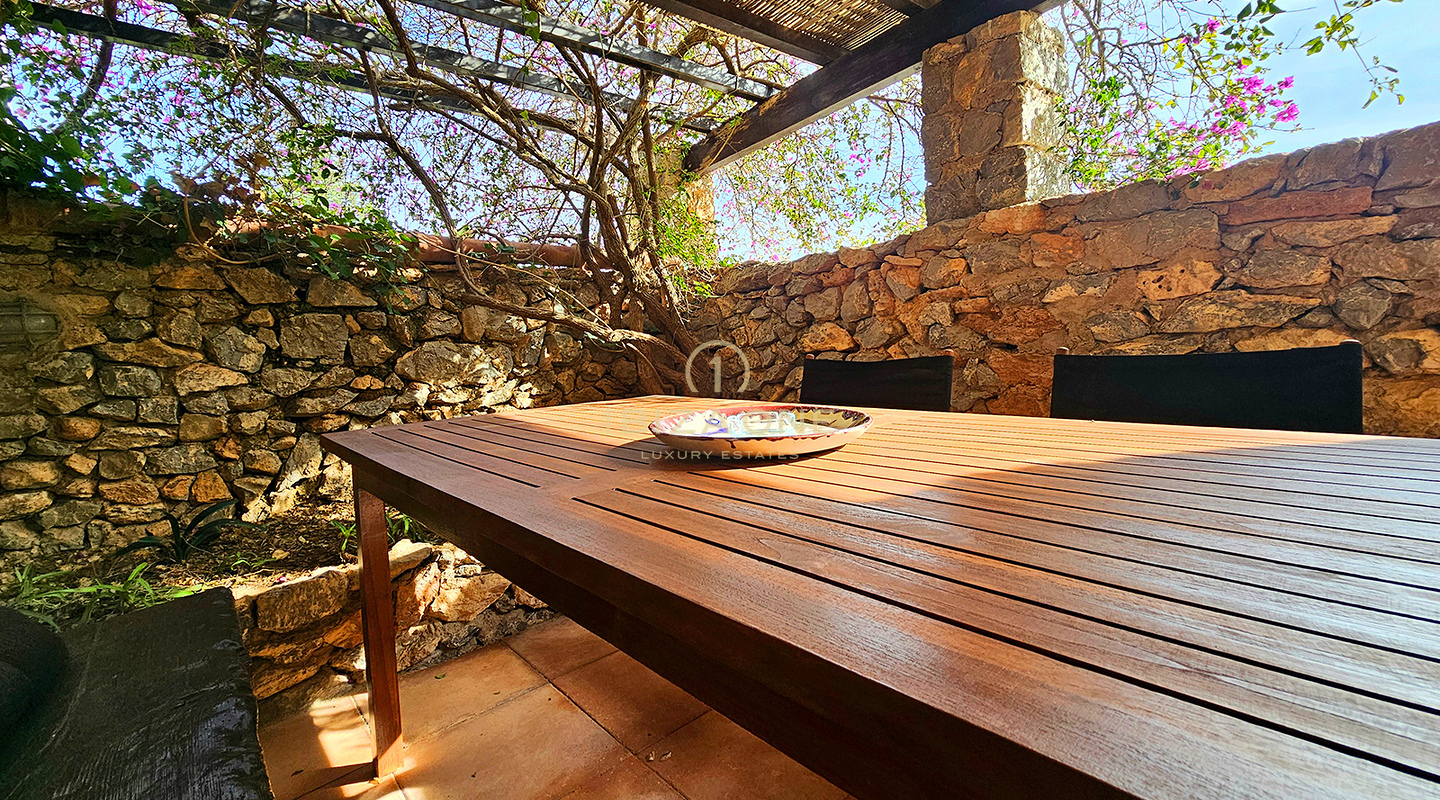 Suntuosa villa de lujo situada en un encantador oasis de tranquilidad rodeado de colinas y vegetación verde en alquiler, Ibiza