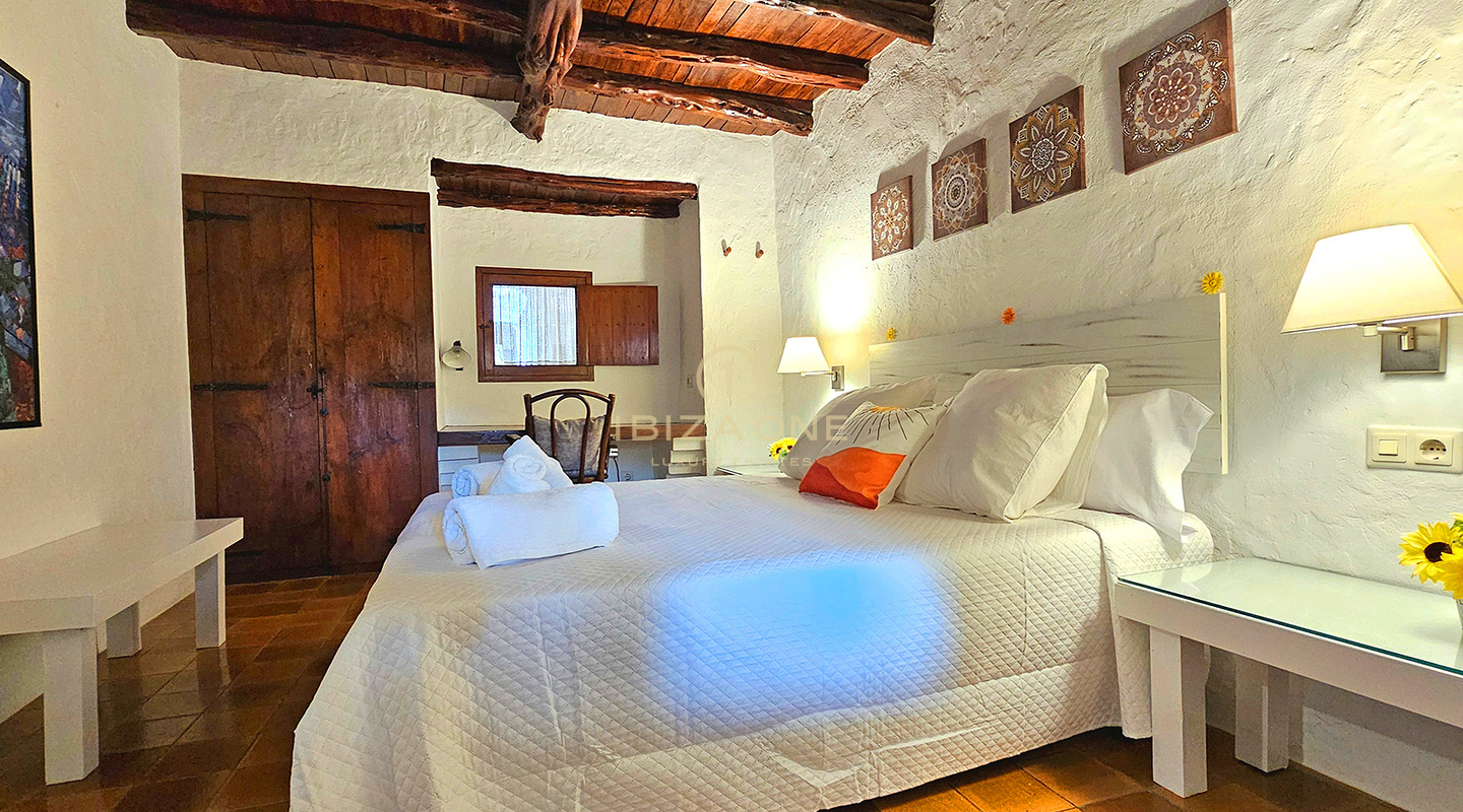 Weelderige luxe villa gelegen in een charmante oase van rust, omringd door heuvels en groene vegetatie te huur, Ibiza