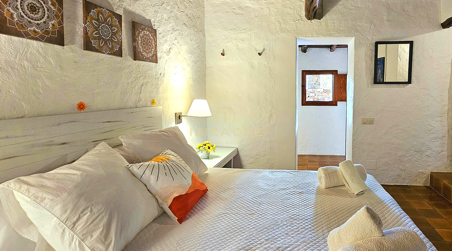 Suntuosa villa de lujo situada en un encantador oasis de tranquilidad rodeado de colinas y vegetación verde en alquiler, Ibiza