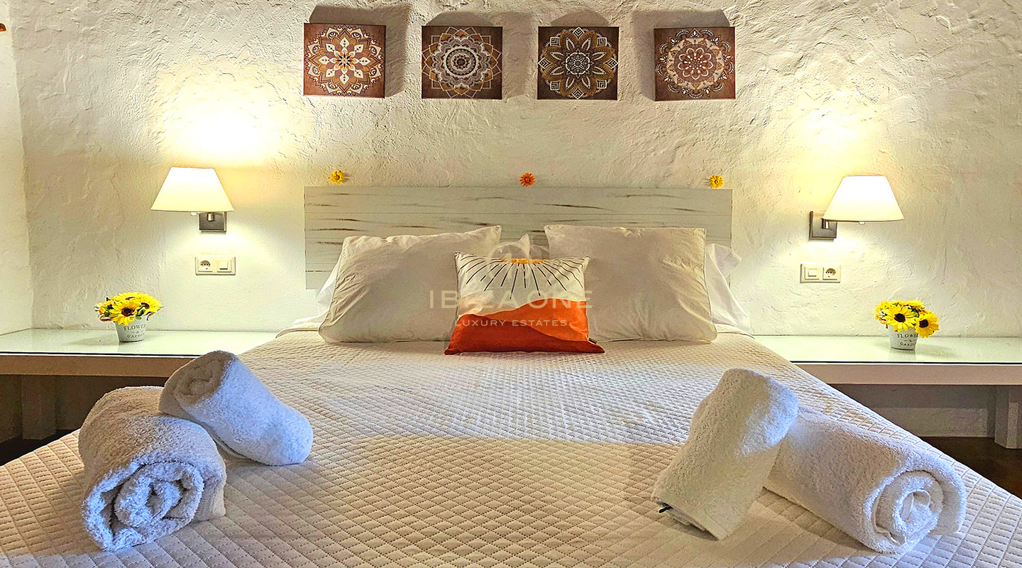 Prächtige Luxusvilla in einer bezaubernden Oase der Ruhe, umgeben von Hügeln und grüner Vegetation, zu vermieten, Ibiza