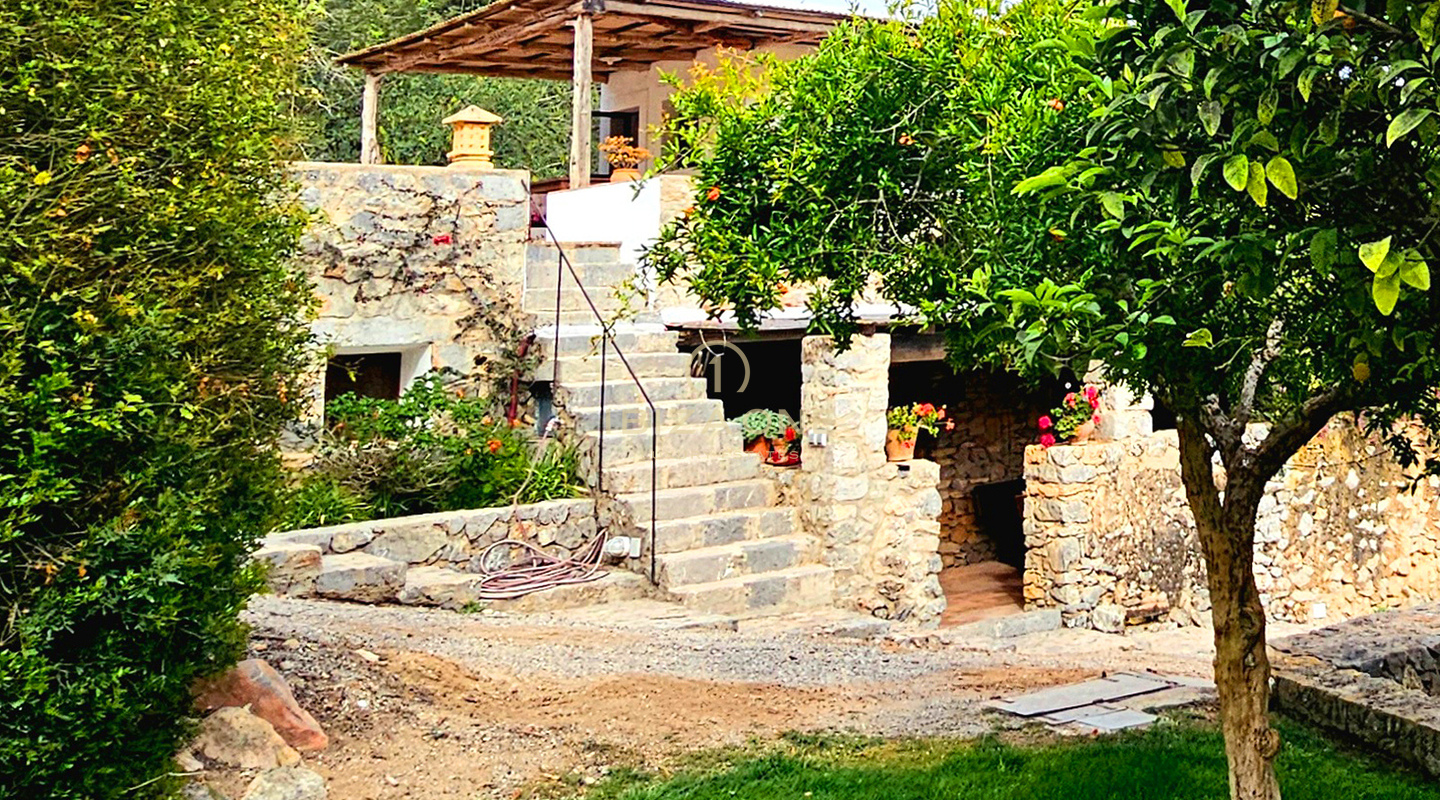 Prächtige Luxusvilla in einer bezaubernden Oase der Ruhe, umgeben von Hügeln und grüner Vegetation, zu vermieten, Ibiza