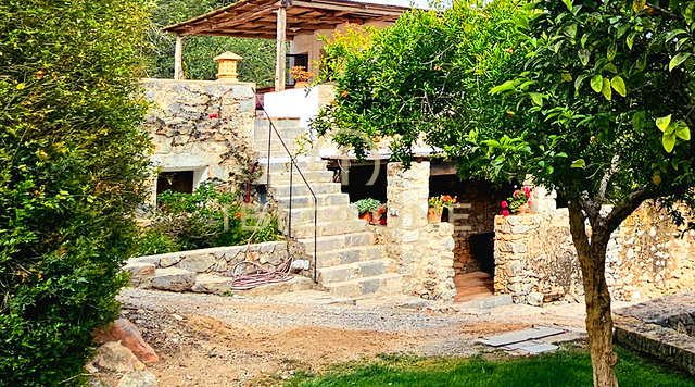 Suntuosa villa de lujo situada en un encantador oasis de tranquilidad rodeado de colinas y vegetación verde en alquiler, Ibiza