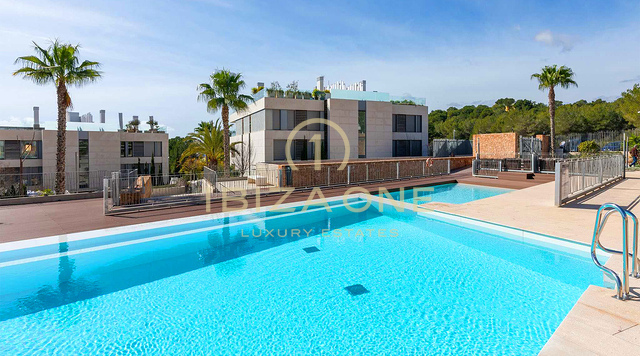 Appartement double unique, luxueux et moderne, composé d'un penthouse et d'un appartement de plain-pied de luxe, à vendre à Ibiza. RÉSERVÉ.